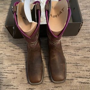 Arita ladies boots,, brand new never worn.